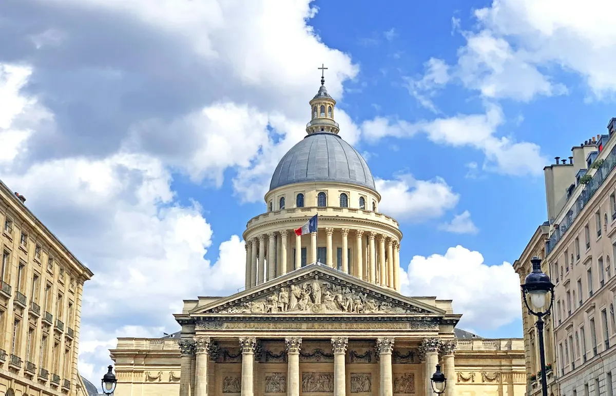 Façade à colonnes et dôme du Panthéon à Paris sous un ciel bleu