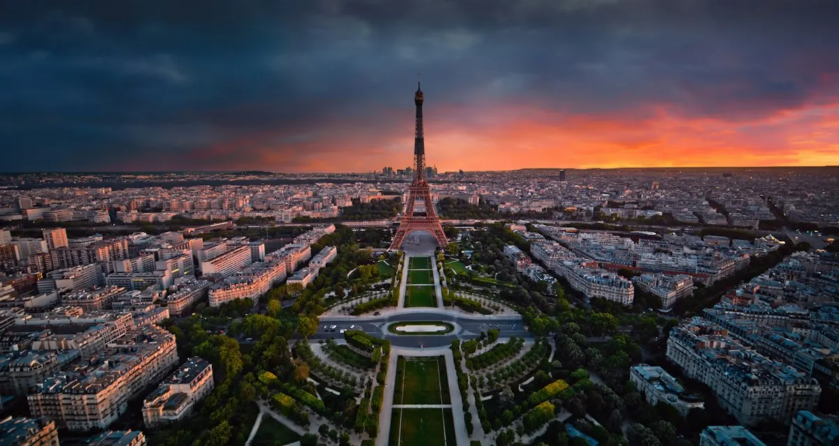 Vue aérienne de la tour Eiffel et du Champ-de-Mars au coucher du soleil