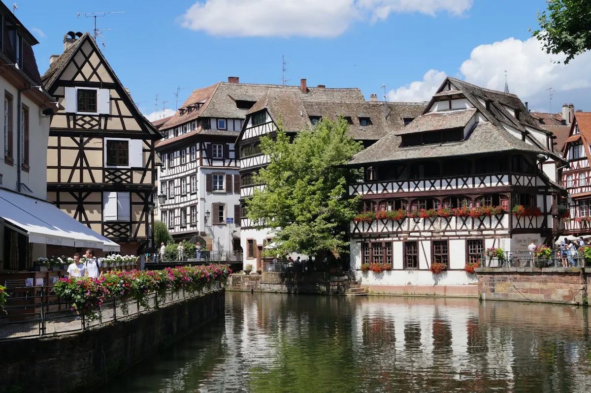 Maisons à colombages au bord du canal dans la Petite France à Strasbourg